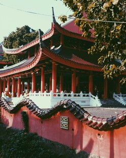中式古建筑红墙飞檐景致