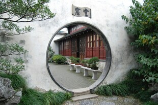 中式园林月洞门景观