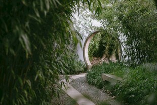中式园林拱门小径景观