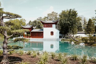 中式园林水景中的雅致建筑