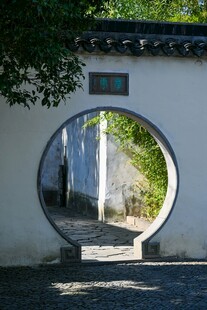 中式圆门庭院景致
