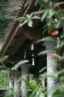 山林中的古朴廊亭