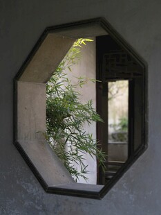 中式八角窗中的绿意景致