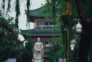 古亭旁的雕像与葱郁景致