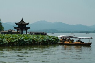 湖上亭阁小船悠然景致