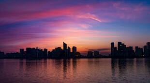 城市湖畔绚丽日落美景