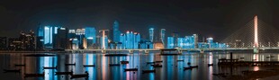 城市夜景璀璨的河畔风光