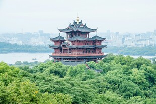 绿树环绕中的古典楼阁