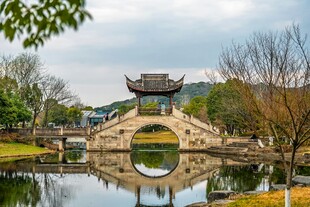 中式古桥映于碧水美景