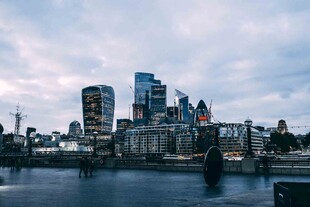 河畔都市天际线景观