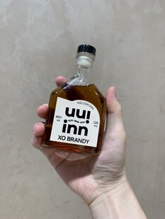 手持酒瓶