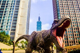 城市中的恐龙雕塑景观