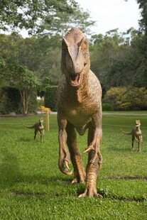 草地上的仿真恐龙模型
