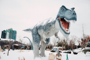 雪地中的巨型恐龙雕塑