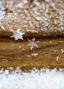 木面上的精致雪花特写