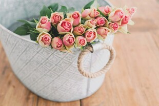 编织篮中的多彩花卉