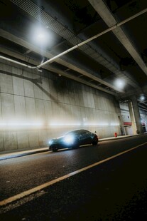 夜间隧道中疾驰的汽车