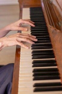 双手弹奏钢琴的优雅瞬间