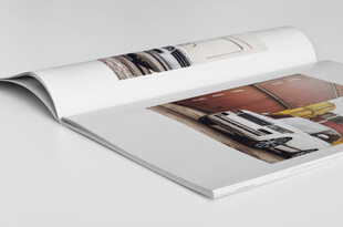 翻开的画册内页设计样机素材
