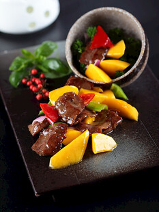 红酒芒果配牛肉创意美食拼盘