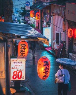 雨夜中的日式街巷风情