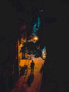 夜晚小巷中的行人身影