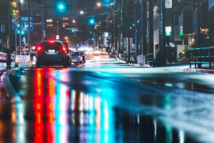 雨夜城市街道绚丽光影