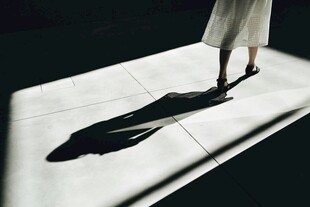女子行走投下长长身影