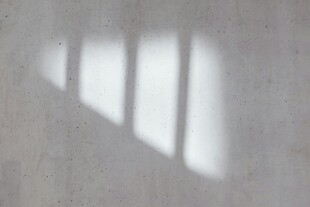 窗影投射在灰白墙面上
