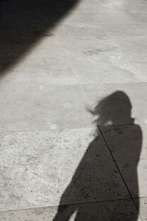 地面上的人物剪影