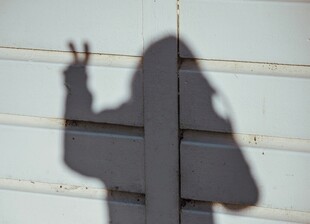 女孩影子比耶俏皮瞬间