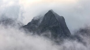 云雾缭绕中的巍峨山峰