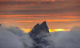 日出云海中的巍峨山峰
