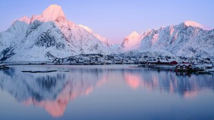 雪山映湖的绝美风光