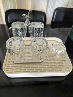 玻璃水杯与托盘精致组合