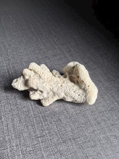 白色奇特造型石头摆件