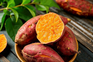 木盘里的香甜红心红薯