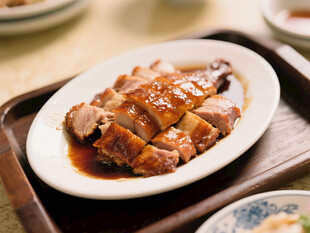 美味卤鸭摆盘中