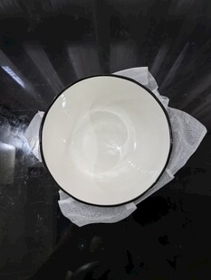白色瓷碗置于深色台面