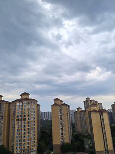 城市高楼与阴沉天空
