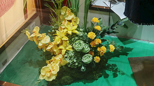 黄色花卉插花作品展示
