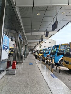 室内展厅停放多辆汽车