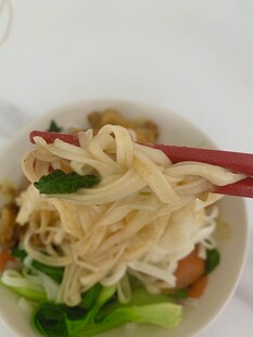 美味面条配蔬菜