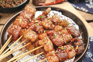 美味烤肉串搭配米饭