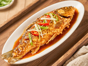 红烧鲤鱼摆盘中