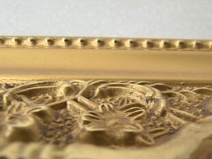 金色雕花装饰细节特写