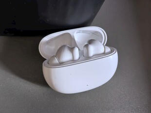 白色无线蓝牙耳机展示