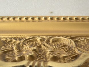 金色雕花画框细节特写