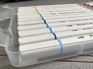 透明盒中整齐排列的水彩笔