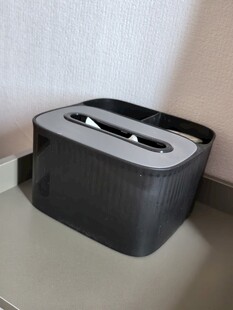 黑色纸巾盒置于浅色台面上
